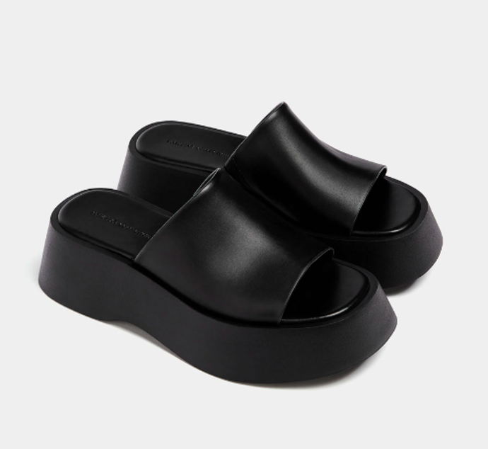 Pantofle na platformě, PULL&BEAR, 699 Kč.
Pantofle na platformě, PULL&BEAR, 699 Kč.