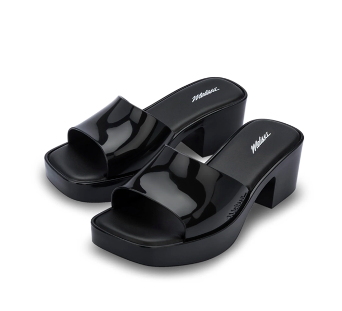 Pantofle na podpatku, Melissa, 2475 Kč.
Pantofle na podpatku, Melissa, 2475 Kč.