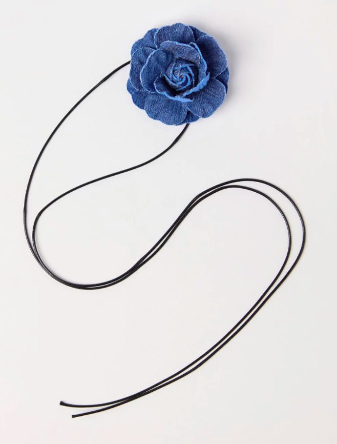 Choker, Lindex, 249 Kč.
Choker, Lindex, 249 Kč.