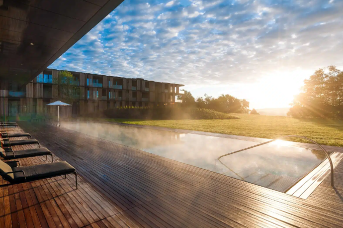Hotel Lanserhof v Německu nabízí nádherný, relaxační pobyt v přírodě s výhledem na Alpy. 
