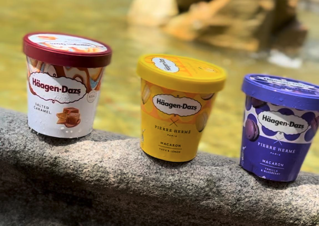 Skupina zmrzlin - Häagen-Dazs na okraji kašny