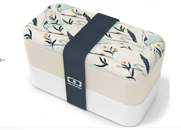 Krabičky na jídlo jsou inspirovány japonskými bento boxy. Dokonale těsní a uvnitř májí malou mističku na oddělení jídla, široká elastická páska drží boxy bezpečně u sebe. Vaše jídlo tak v boxu zůstane na svém místě. Boxy jsou vhodné pro ohřev v mikrovlnné troubě a lze je mýt v myčce nádobí, 1190 Kč
