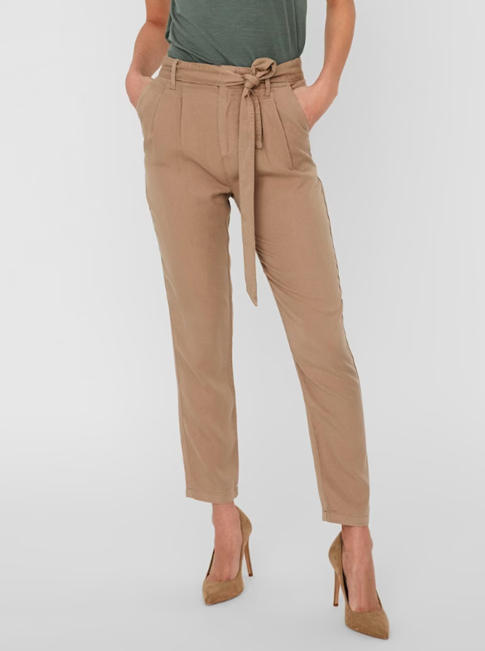 Kalhoty se sklady v pase, Vero Moda, 1079 Kč.
Kalhoty se sklady v pase, Vero Moda, 1079 Kč.