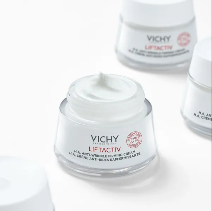 Krém bez parfemace Vichy Liftactiv H.A. dokonale hydratuje a regeneruje namáhanou pleť. Zvyšuje pevnost i pružnost pleti a vyhlazuje její povrch. Redukuje jemné linky. Obsahuje kyselinu hyaluronovou, která posiluje přirozenou hydrolipidovou vrstvu pleti a zabraňuje jejímu vysychání. Vitamin Cg se silným antioxidačním účinkem neutralizuje působení volných radikálů a rozjasňuje pleť. Výsledkem bude svěží a hedvábně hebká pleť plná života. 855 Kč
Krém bez parfemace Vichy Liftactiv H.A. dokonale hydratuje a regeneruje namáhanou pleť. Zvyšuje pevnost i pružnost pleti a vyhlazuje její povrch. Redukuje jemné linky. Obsahuje kyselinu hyaluronovou, která posiluje přirozenou hydrolipidovou vrstvu pleti a zabraňuje jejímu vysychání. Vitamin Cg se silným antioxidačním účinkem neutralizuje působení volných radikálů a rozjasňuje pleť. Výsledkem bude svěží a hedvábně hebká pleť plná života. 855 Kč