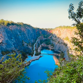 Po zásluze je lom srovnáván s americkým Grand Canyonem
