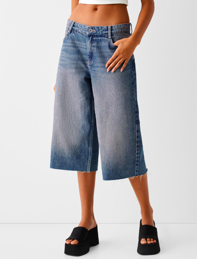 Bermudy jorts, Bershka, 199 Kč, (původní cena 699 Kč)
