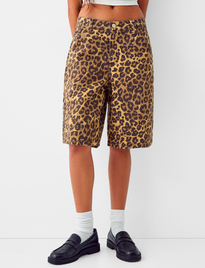 Bermudy se zvířecím potiskem, Bershka, 199 Kč, (Původně 699 Kč)
