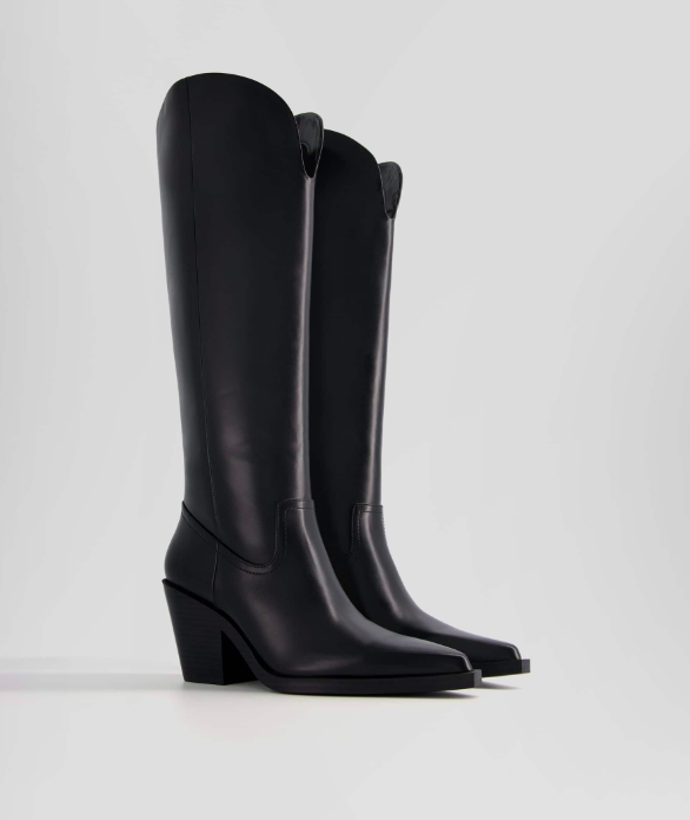 Kovbojské boty, Bershka, 499 Kč (Původní cena 1399 Kč)
