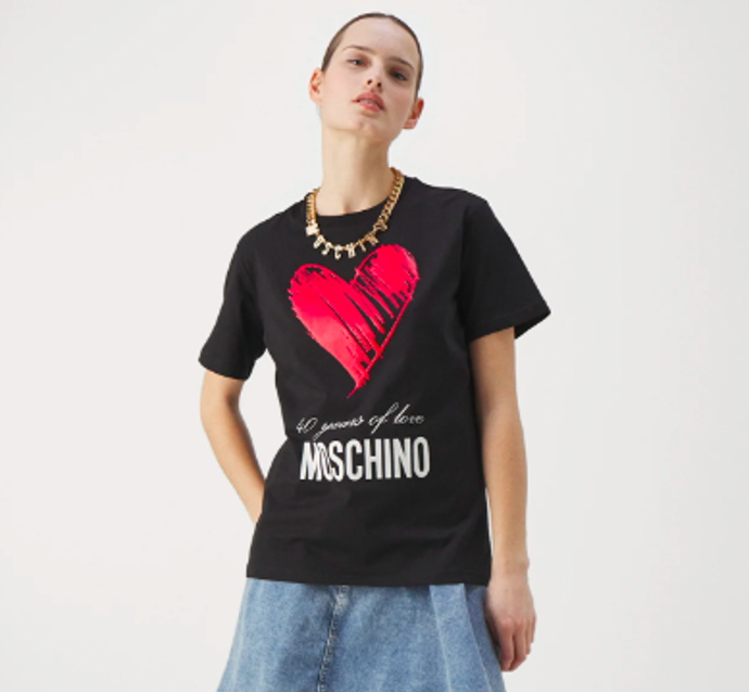 TRIKO S POTISKEM, Moschino, 4680 Kč.
TRIKO S POTISKEM, Moschino, 4680 Kč.