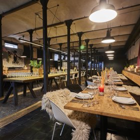 Pokud máte ráda italskou kuchyni a dobré víno, určitě navštivte restaurace Wine Food the Italians. Kromě skvělého a kvalitního jídla si můžete na prodejně, která je součástí restaurace, zakoupit i italské delikatesy různého druhu.
Pokud máte ráda italskou kuchyni a dobré víno, určitě navštivte restaurace Wine Food the Italians. Kromě skvělého a kvalitního jídla si můžete na prodejně, která je součástí restaurace, zakoupit i italské delikatesy různého druhu.