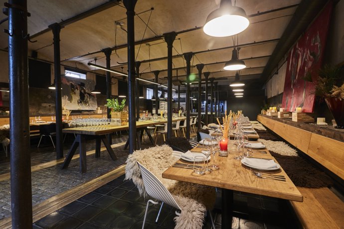 Pokud máte ráda italskou kuchyni a dobré víno, určitě navštivte restaurace Wine Food the Italians. Kromě skvělého a kvalitního jídla si můžete na prodejně, která je součástí restaurace, zakoupit i italské delikatesy různého druhu.
Pokud máte ráda italskou kuchyni a dobré víno, určitě navštivte restaurace Wine Food the Italians. Kromě skvělého a kvalitního jídla si můžete na prodejně, která je součástí restaurace, zakoupit i italské delikatesy různého druhu.