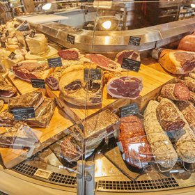 V pražském podniku Wine Food The Italians si pochutnáte na italských uzeninách a sýrech nejen během jídla, ale můžete si tyhle lahůdky zakoupit i domů spolu s dobrým vínem.
V pražském podniku Wine Food The Italians si pochutnáte na italských uzeninách a sýrech nejen během jídla, ale můžete si tyhle lahůdky zakoupit i domů spolu s dobrým vínem.