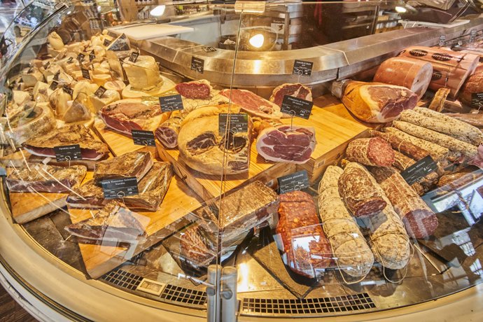 V pražském podniku Wine Food The Italians si pochutnáte na italských uzeninách a sýrech nejen během jídla, ale můžete si tyhle lahůdky zakoupit i domů spolu s dobrým vínem.
V pražském podniku Wine Food The Italians si pochutnáte na italských uzeninách a sýrech nejen během jídla, ale můžete si tyhle lahůdky zakoupit i domů spolu s dobrým vínem.