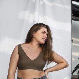 zena v crop topu a džínách