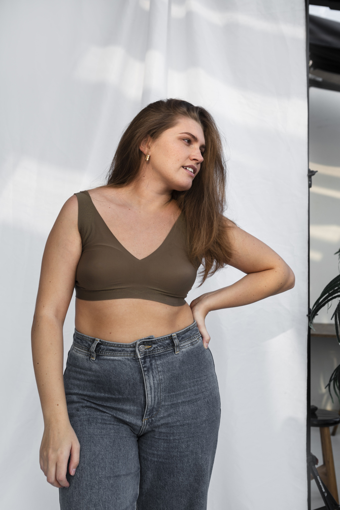 zena v crop topu a džínách