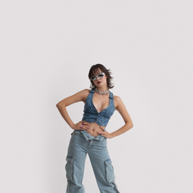 Mírné oversized v cargo stylu a přiléhavém crop-topu.
