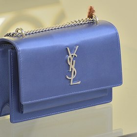 Kabelka s typickým logem YSL
