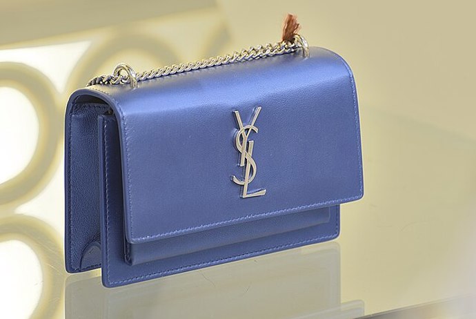 Kabelka s typickým logem YSL
