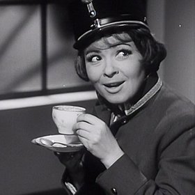 Jiřina Bohdalová a Oldřich Nový uvádějí Fričovy filmové písničky.
Proslulý prvorepublikový filmový milovník Oldřich Nový se škraboškou na očích se vloupe do trezoru, kde jsou od roku 1930 uloženy filmy Martina Friče (1902–1968). 
