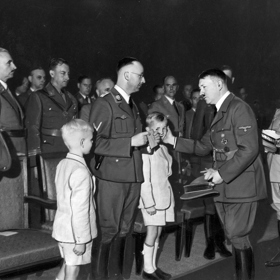 Adolf Hitler se dvěma syny Reinharda Heydricha na jeho pohřbu
