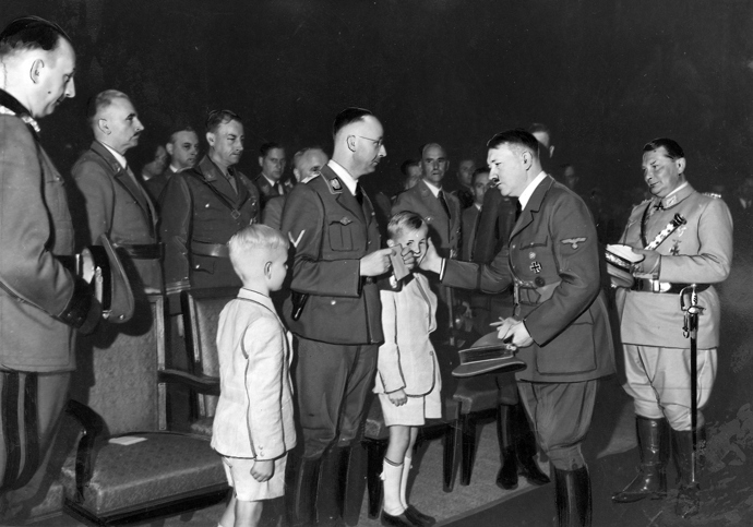 Adolf Hitler se dvěma syny Reinharda Heydricha na jeho pohřbu

