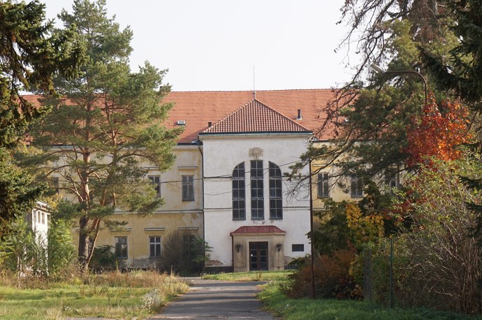Dolní zámek v Panenských Břežanech, během války sídlo rodiny Heydrichových
