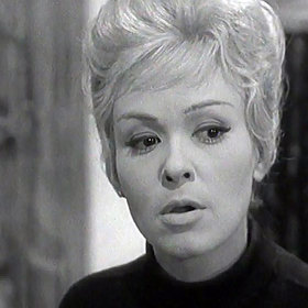 Herečka Jiřina Bohdalová ve filmu Každá koruna dobrá z roku 1961.
