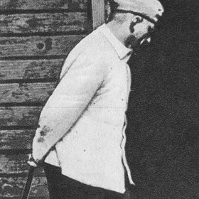 Franz Stangl nosil bílou uniformu a bičík
