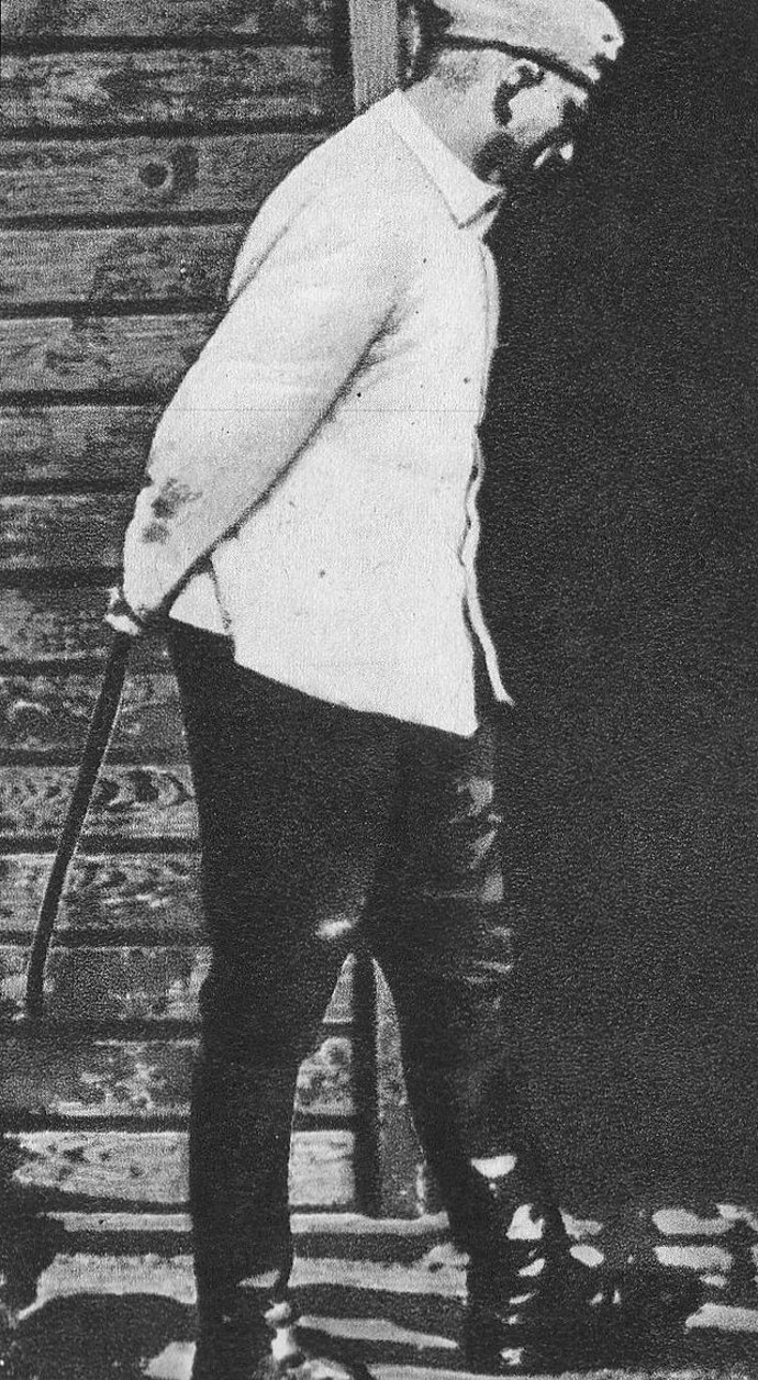 Franz Stangl nosil bílou uniformu a bičík
