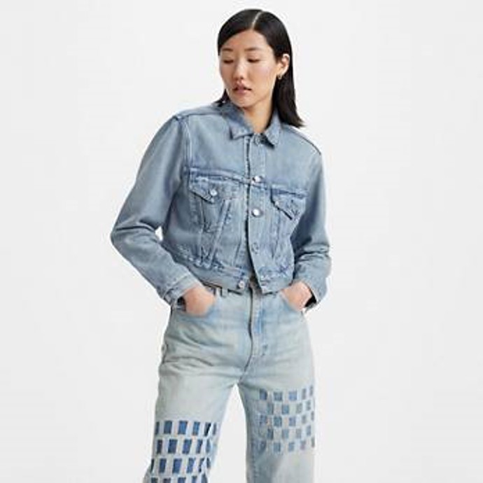 Krátké vypasované bundy dobře sedí a podrhují ženskost. Levi's, 6999 Kč
