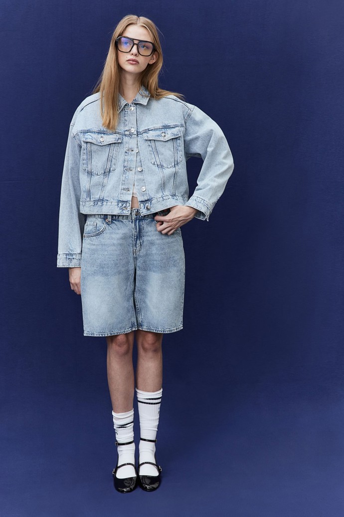 Bundička ve zkrácené délce se hodí k širším kalhotám a sukním. H&M, 719 Kč
