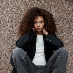 Šedé džíny působí módně a mají šmrnc. H&M, 719 Kč
