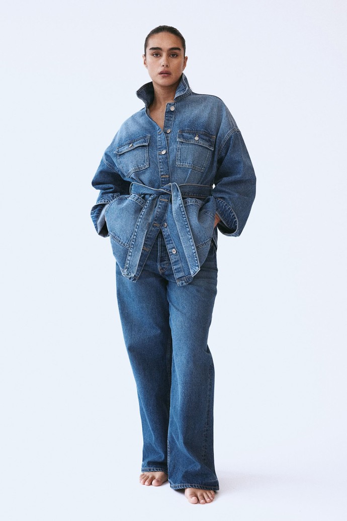 Pásek v pase opticky předělí postavu a působí lichotivě. H&M, 839 Kč
