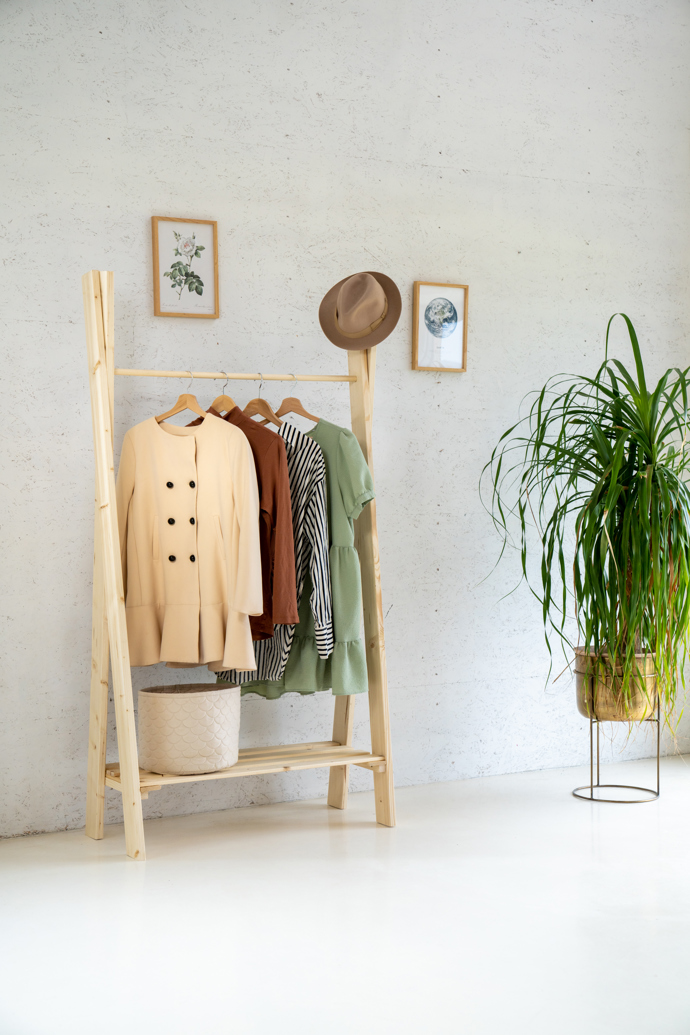 Představujeme vám jednoduchý DIY projekt, který vám ušetří spoustu času i nervů. Vyrobte si jednoduchý dřevěný věšák na ramínka, díky kterému budete mít o svém šatníku i doplňcích dokonalý přehled. Praktickou dolní polici navíc můžete využít na krabice s botami nebo hračkami.
