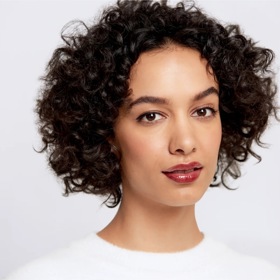 "Black Honey" trend naprosto ovládl sociální sítě. A ovládne i podzimní make-upové trendy.
