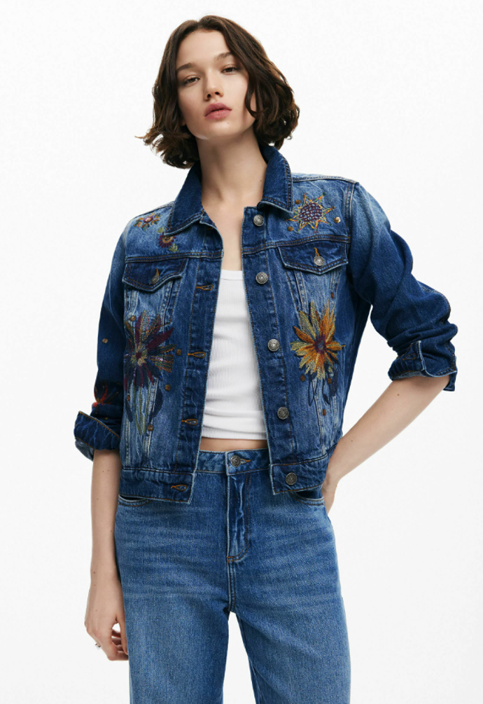 Výšivka je velmi vkusnou ozdobou denimové bundy. Desigual, 3799 Kč, prodává Zalando.cz
