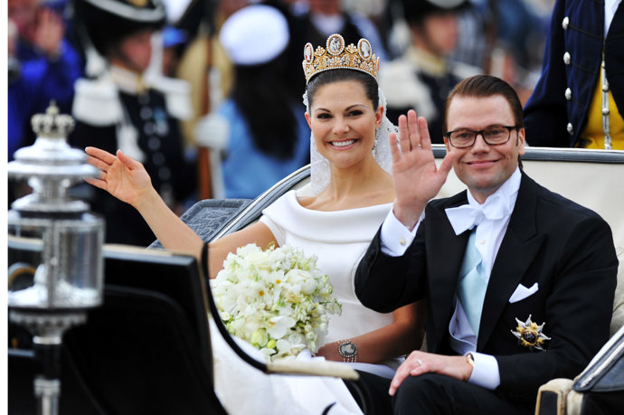 Svatba švédské korunní princezny Victorie a Daniela Westlinga, která se konala 19. června 2010, byla oslavou lásky a moderní monarchie, přičemž tisíce lidí lemovaly ulice Stockholmu, aby přivítaly novomanžele.
