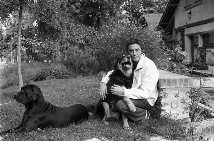 Alain Delon se v posledních letech otevřeně vyjadřuje k otázkám svého duševního zdraví a k touze podstoupit eutanazii
Alain Delon se v posledních letech otevřeně vyjadřuje k otázkám svého duševního zdraví a k touze podstoupit eutanazii