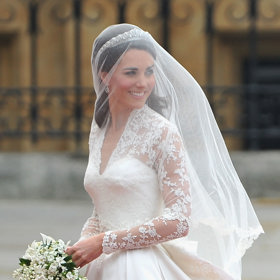 Kate zářila v elegantních šatech navržených Sarah Burton pro Alexander McQueen, které byly oslavou tradičních i moderních hodnot britské monarchie.
