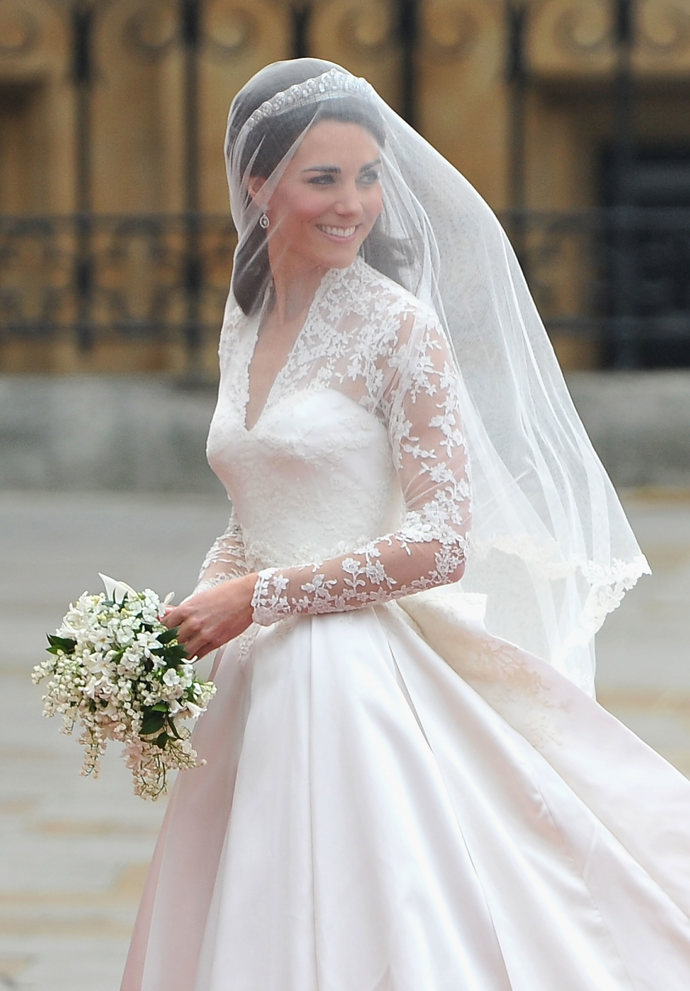 Kate zářila v elegantních šatech navržených Sarah Burton pro Alexander McQueen, které byly oslavou tradičních i moderních hodnot britské monarchie.
