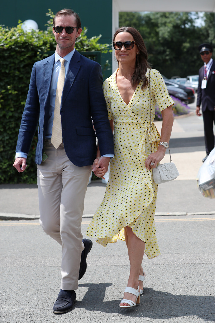 Na Wimbledonu 2019, konkrétně na semifinále mužů, měla Pippa Middleton na sobě žluté midi šaty s květinovým vzorem od značky Ganni. Tento model se vyznačoval vysokým bočním rozparkem, véčkovým výstřihem, úzkým páskem v pase a zkrácenými rukávy. Svůj oufit doplnila malou bílou kabelkou s květinovým motivem a páskovými sandály na klínku.
Na Wimbledonu 2019, konkrétně na semifinále mužů, měla Pippa Middleton na sobě žluté midi šaty s květinovým vzorem od značky Ganni. Tento model se vyznačoval vysokým bočním rozparkem, véčkovým výstřihem, úzkým páskem v pase a zkrácenými rukávy. Svůj oufit doplnila malou bílou kabelkou s květinovým motivem a páskovými sandály na klínku.