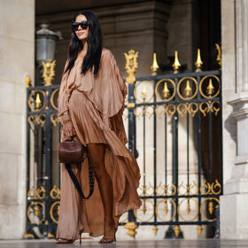 Rozevlátý plisovaný outfit můžete sladit do neutrálních tónů, inspirujte se lookem influencerky Tamary Kalinic.
