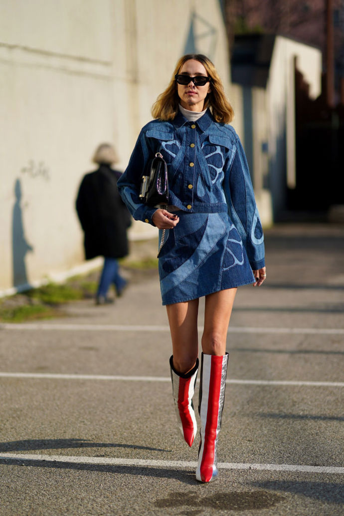 Denim nemusí být pouze jednobarevný, i díky upcyklaci vznikají kreativní kousky hned z několika odstínů džínoviny.
