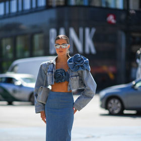 Přemýšlíte, jak oživit džínový outfit? Co třeba denim květinami?
