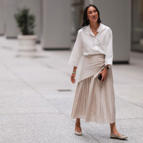 Plisování ozvláštní i velmi jednoduchý outfit v neutrálních odstínech.
