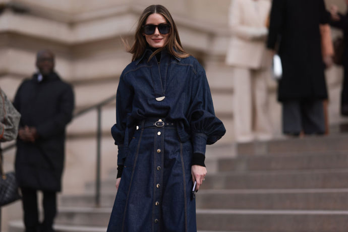 Olivia Palermo zvolila kombinaci tmavě modré džínoviny.
