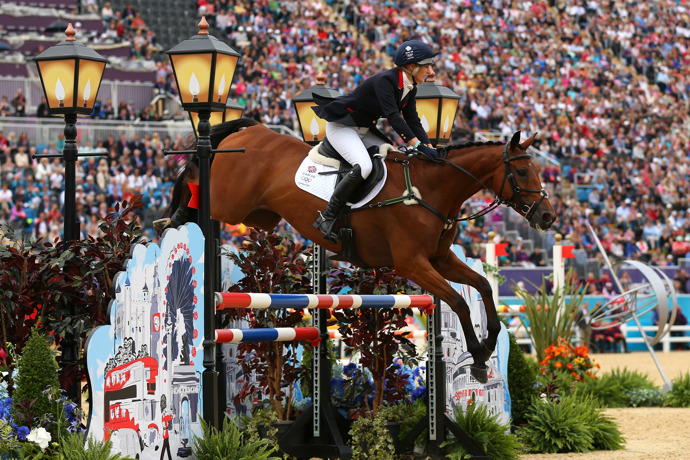 Zara Phillips z Velké Británie na koni High Kingdom během jezdecké soutěže ve skocích na Olympijských hrách v Londýně  2012.
