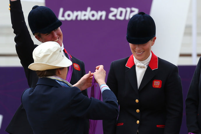 Zara Phillips obdržela stříbrnou medaili od své matky, princezny Anny, po finále týmové soutěže ve skocích v jezdecké disciplíně na  Olympijských hrách v Londýně 2012.
