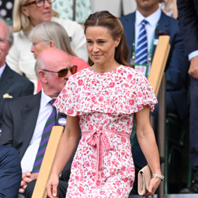 Na Wimbledonu 2024 vynesla nádherný květinový model od značky Beulah London.
