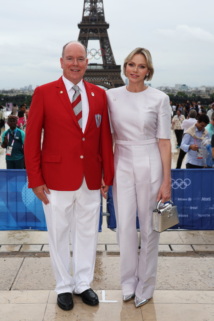 Kníže Albert II. z Monaka a princezna Charlene z Monaka se objevili na  červeném koberci před zahajovacím ceremoniálem Olympijských her v Paříži 2024.
